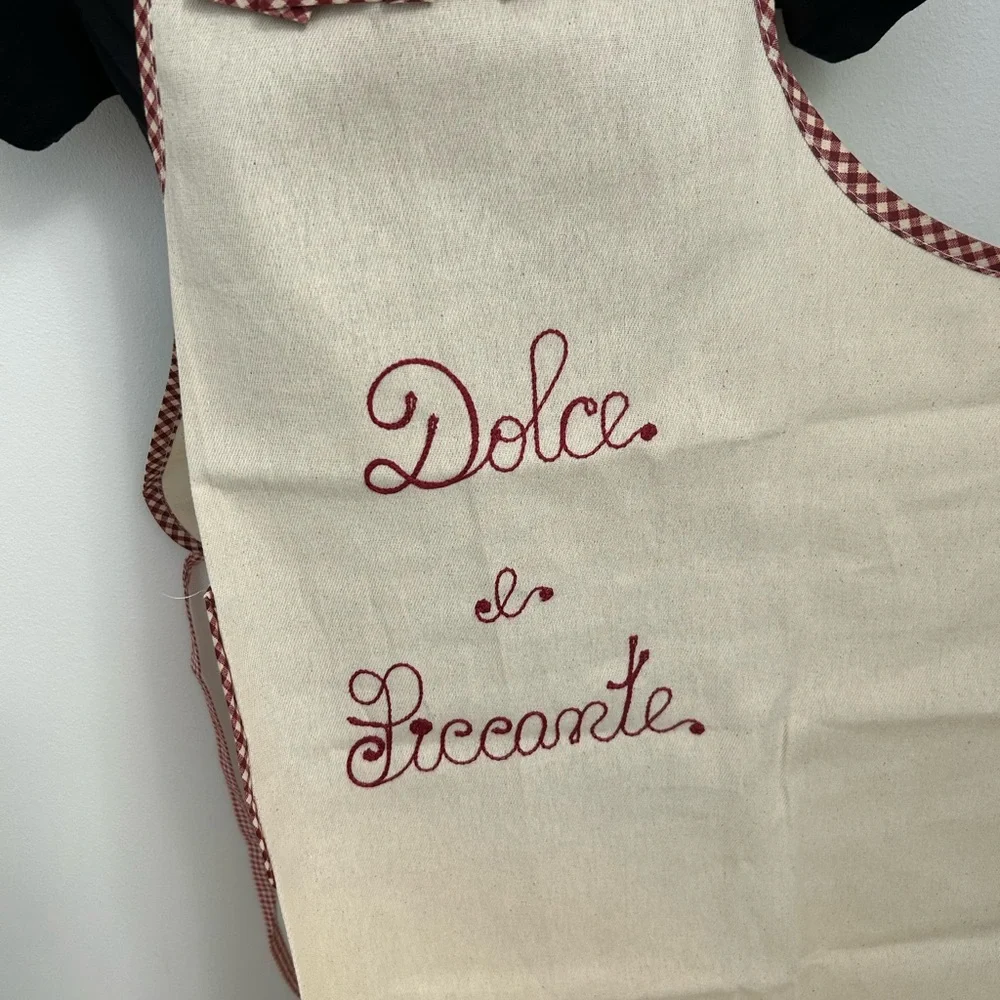 Ricami Veronica Italy Apron Dolce e Piccante Embroidered.  NEW